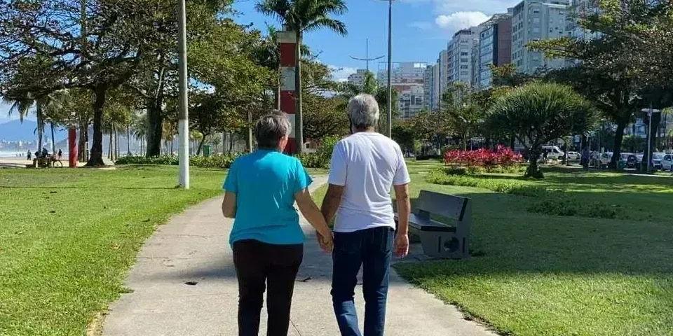 A atenção aos níveis de pressão em pessoas idosas envolve tanto a prevenção de problemas cardíacos quanto a necessidade de evitar complicações causadas por valores excessivamente baixos