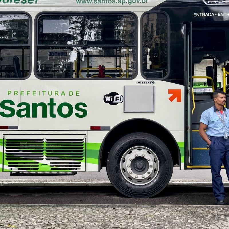 Dezoito novos ônibus para o transporte coletivo santista foram entregues ontem, no Centro. Todos circularão na Zona Noroeste da Cidade