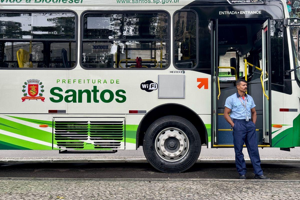 Dezoito novos ônibus para o transporte coletivo santista foram entregues ontem, no Centro. Todos circularão na Zona Noroeste da Cidade