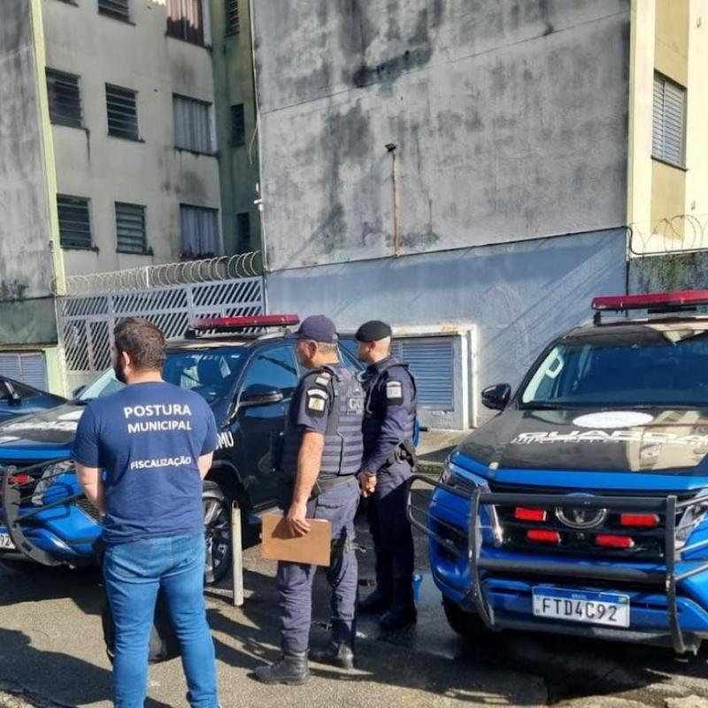Segundo a administração municipal, essas edificações comprometiam a segurança e a circulação de pedestres, além de causarem danos ao patrimônio público