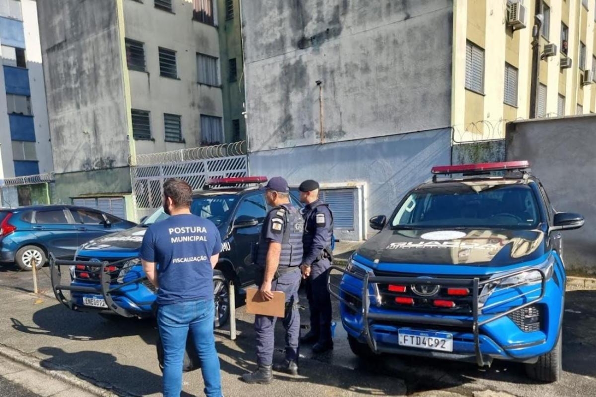 Segundo a administração municipal, essas edificações comprometiam a segurança e a circulação de pedestres, além de causarem danos ao patrimônio público