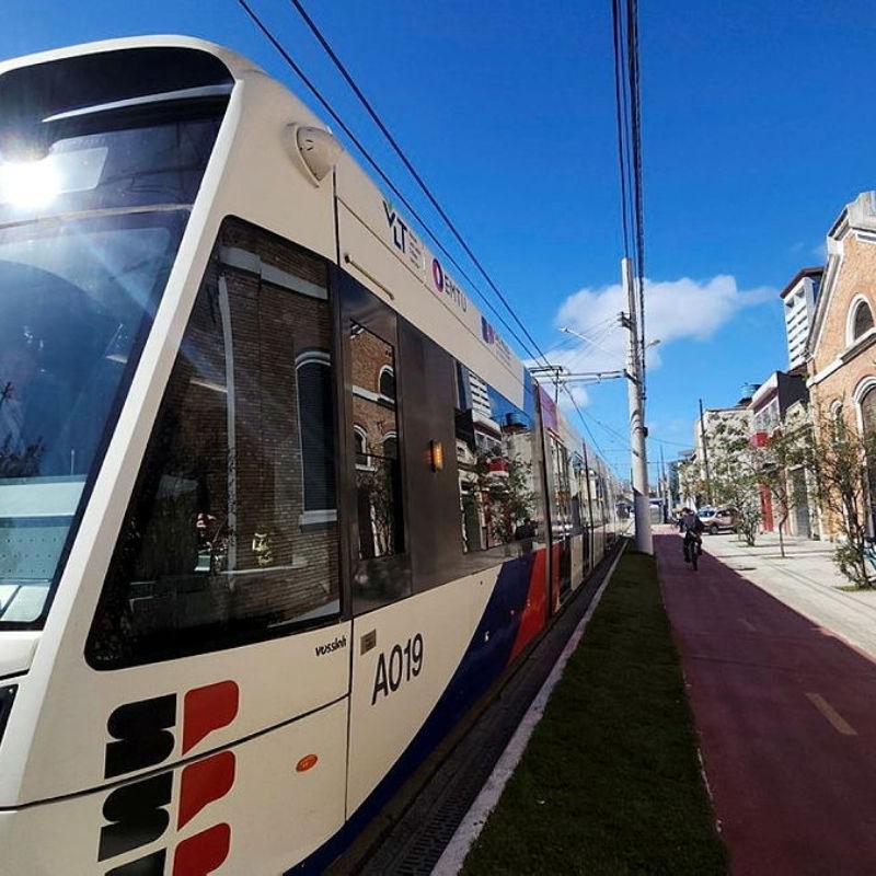 Testes do Veículo Leve Sobre Trilhos têm ocorrido diariamente, por volta do meio-dia, ainda sem passageiros. Ainda haverá operação assistida